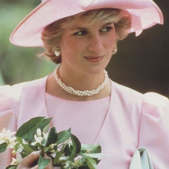 ❤️ Be a Royal or just look like one! ❤️ Celebrate the Queen’s jubilee! 👸🏻 👑 - Picture 11 of 16